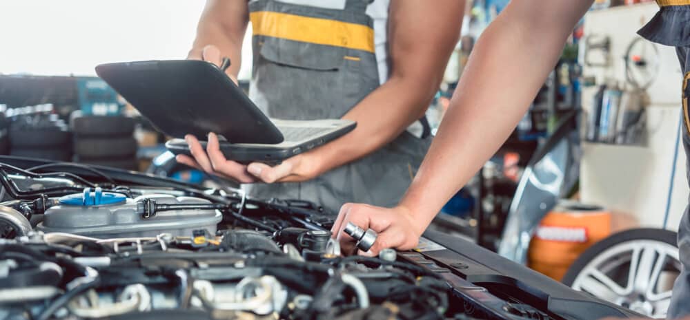  Les mécaniciens Diagnostiquent la voiture 