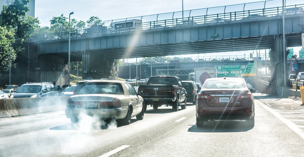  Humo malo del automóvil