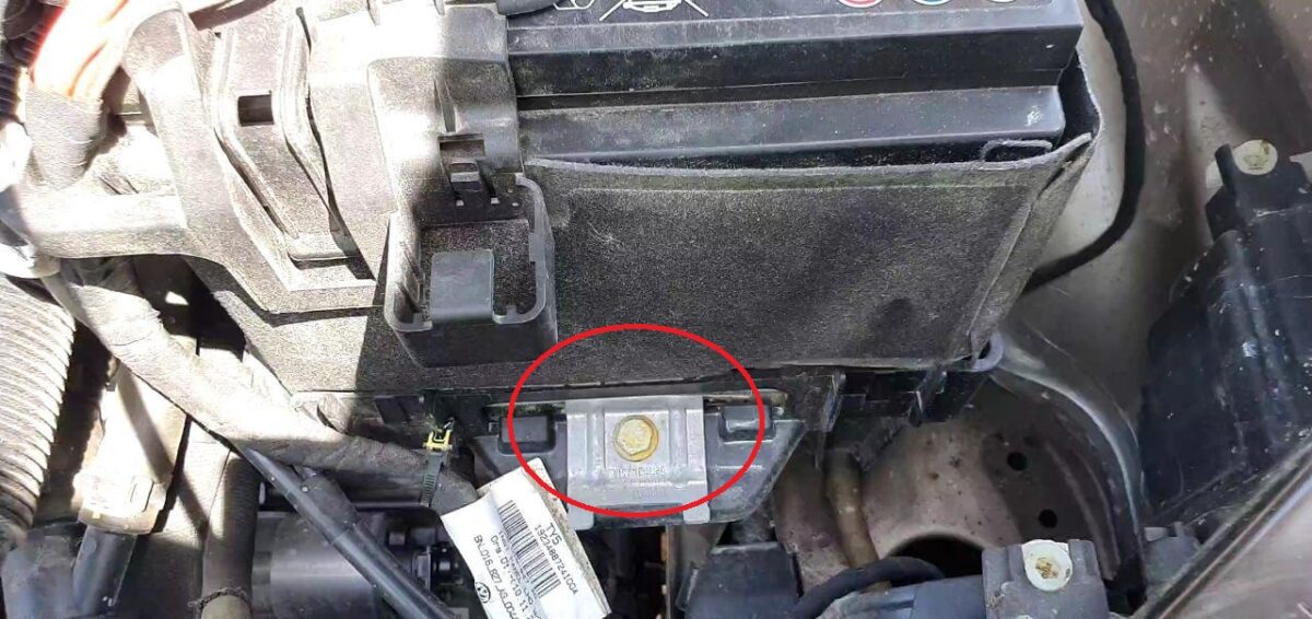 How To Disconnect A Car Battery Safely - Mechanic Base