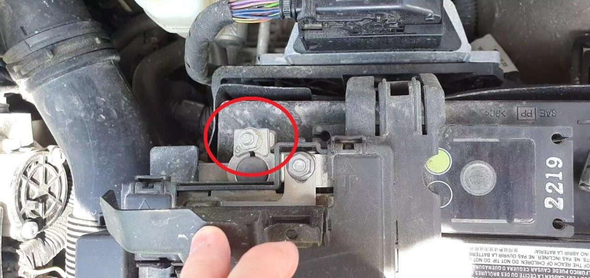 How To Disconnect A Car Battery (7 Easy Steps)