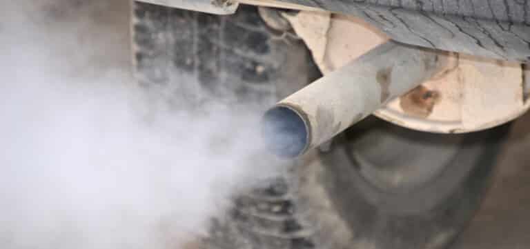 Fumo Bianco Dalla Marmitta Diesel In Accelerazione