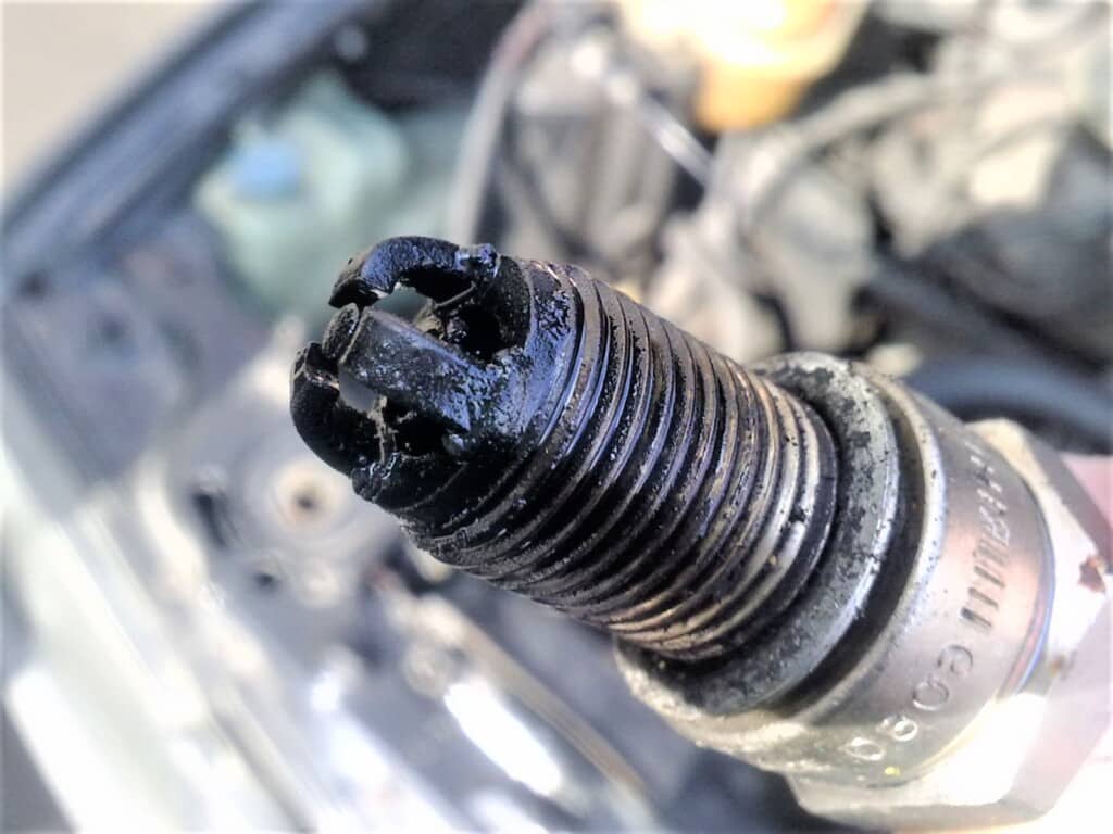 6 Reasons For Oil On Spark Plugs On Threads In Wells   Oil On Spark Plug Tip 1024x768 