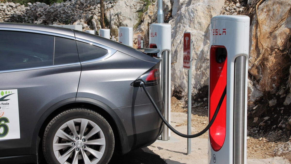 how long does it take to fully charge a tesla at a charging station