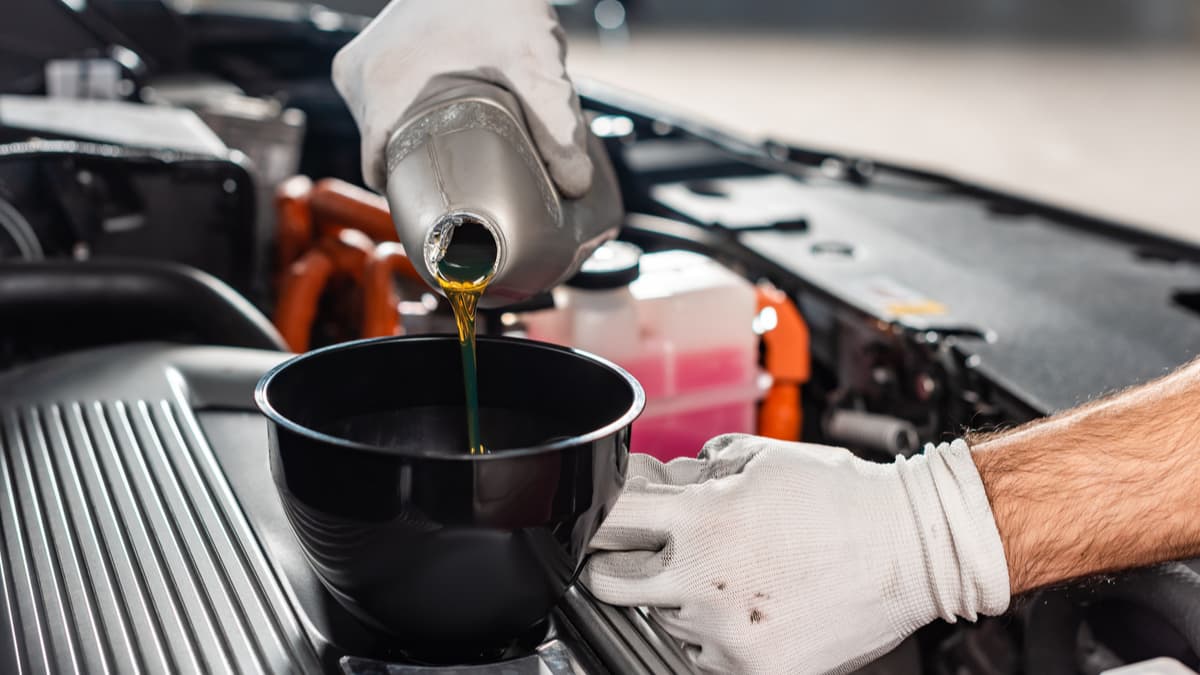 How To Change The Oil In Your Car (5 Easy Steps)