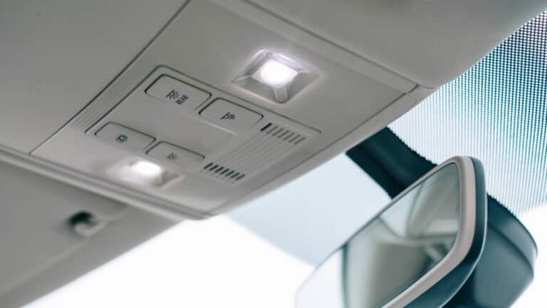Interior Car Lights Won't Turn Off: Troubleshooting - Featured Image