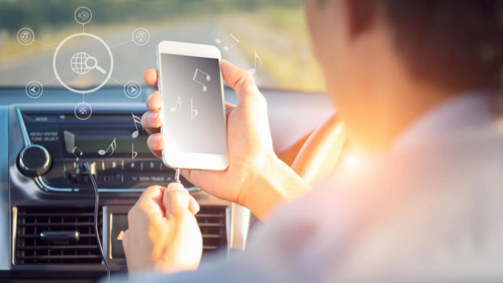 how-to-play-music-and-video-from-phone-to-car