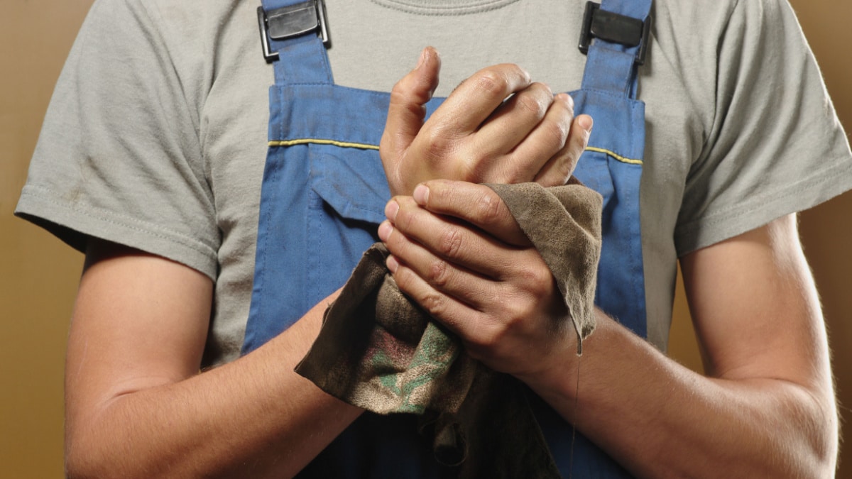 6 Ways To Get Gasoline Smell Off Your Hands