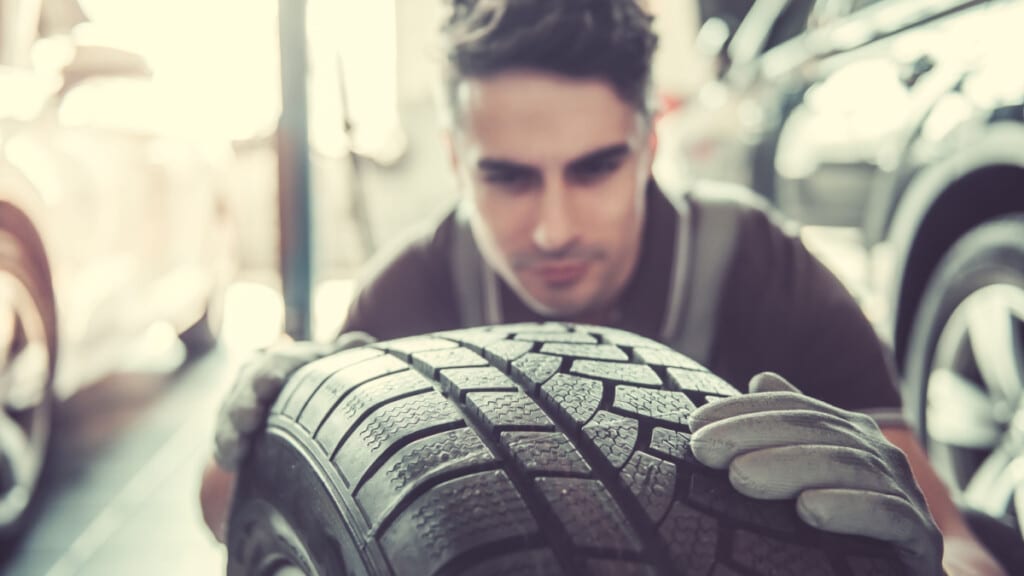 Inspeccionar neumáticos coche